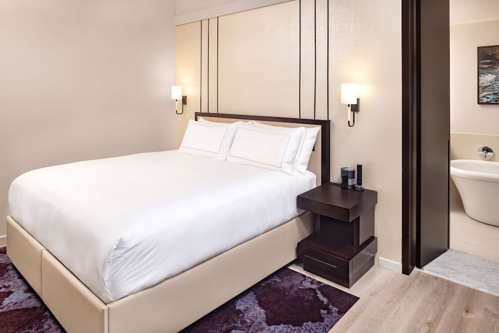 Premier Suite, 1 King Bed with Sofa bed (1 Bedroom, Floors 21-24)