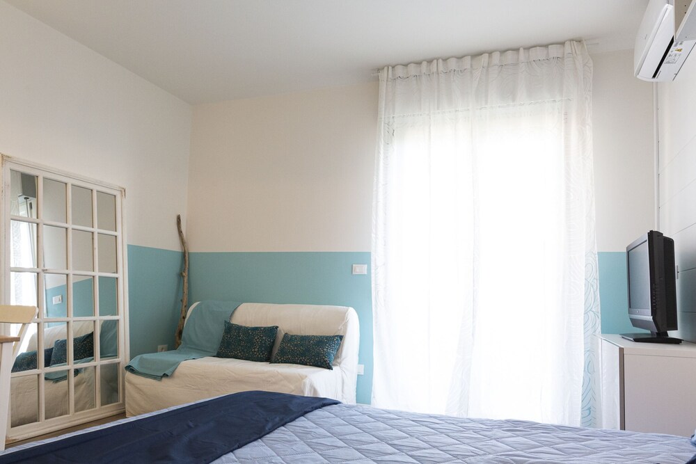 Studio, Multiple Bedrooms, Balcony, Ocean View photo 2