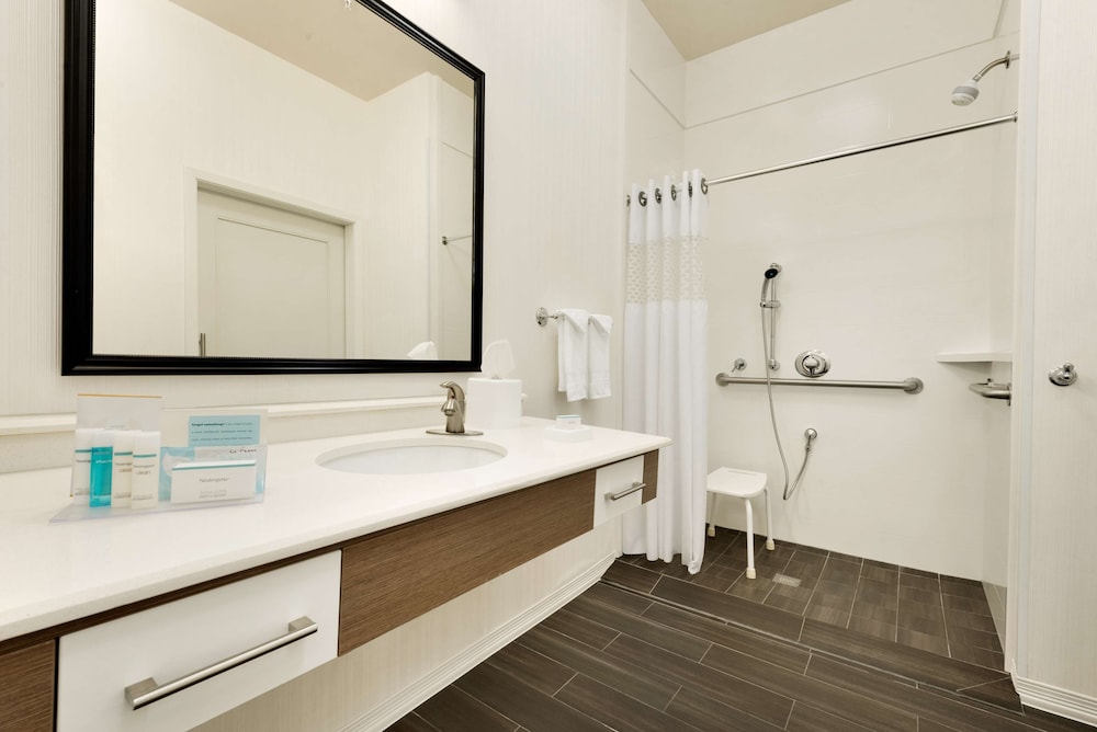 Studio, Accessible, Non Smoking (Roll-in Shower) photo 3