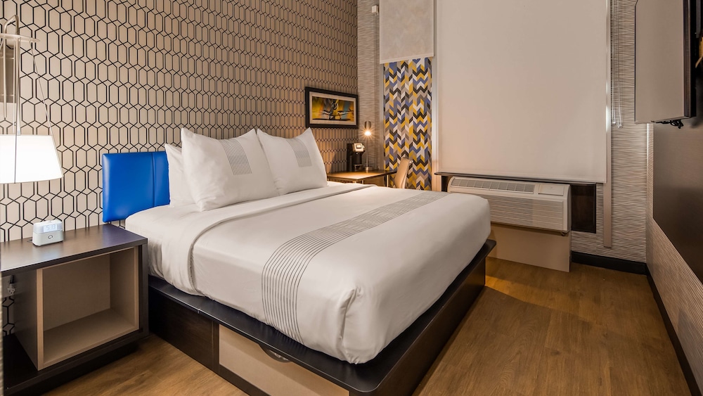 Standard Room, 1 King Bed, Non Smoking (Shower Only)