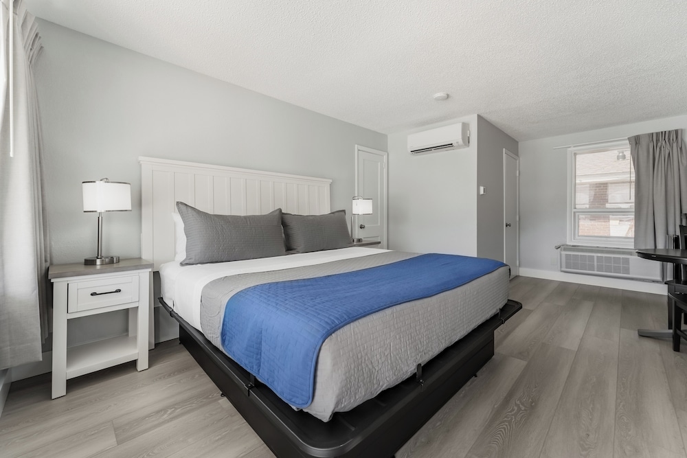 COURTYARD room, 1 King Bed, Across the street from the Beach photo 1