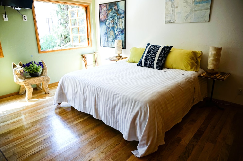 Standard Room, 1 King Bed photo 2