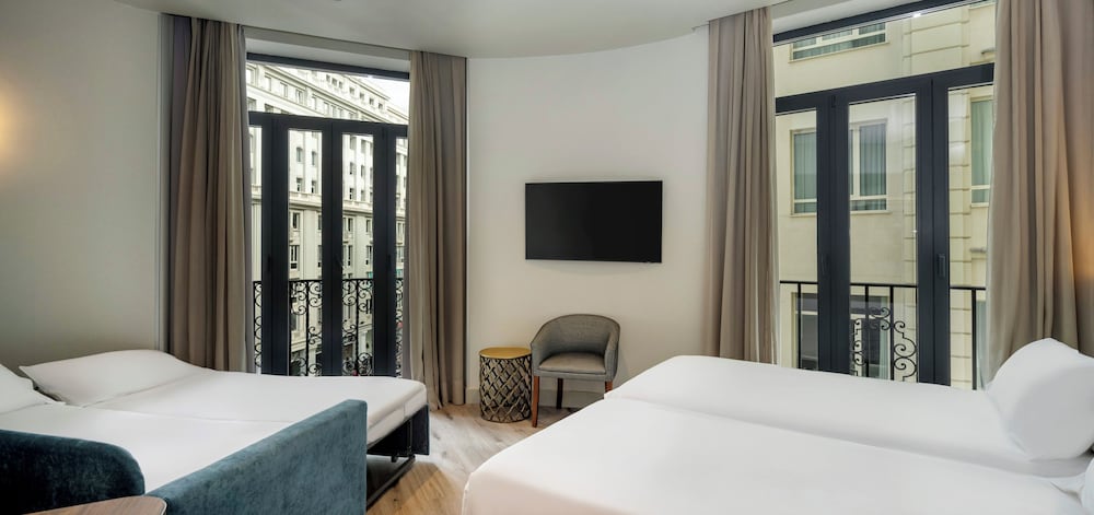 Family Quadruple Room, City View - Photo 1
