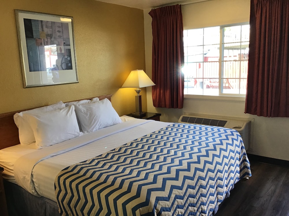 Standard Room, 1 Queen Bed