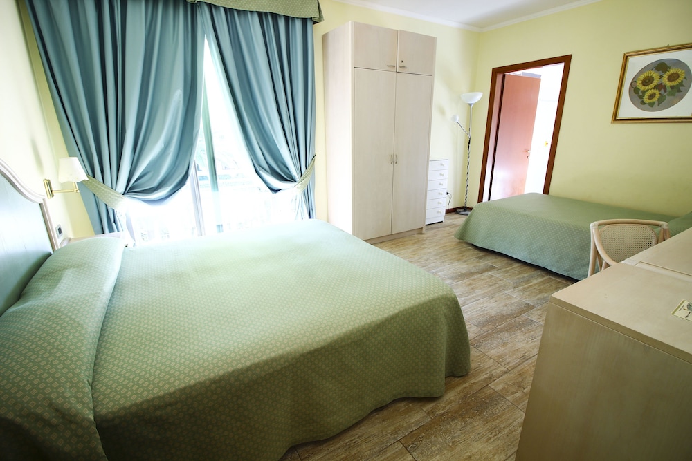 Classic Quadruple Room, Accessible