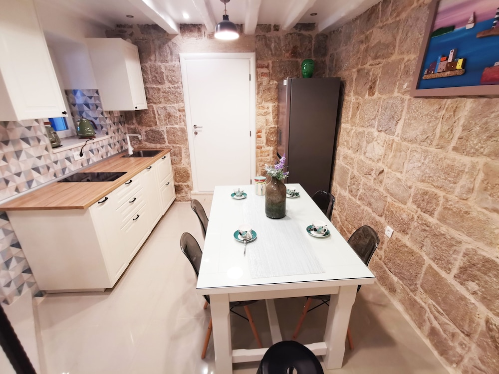 City Villa, 3 Bedrooms, Kitchen - Photo 15