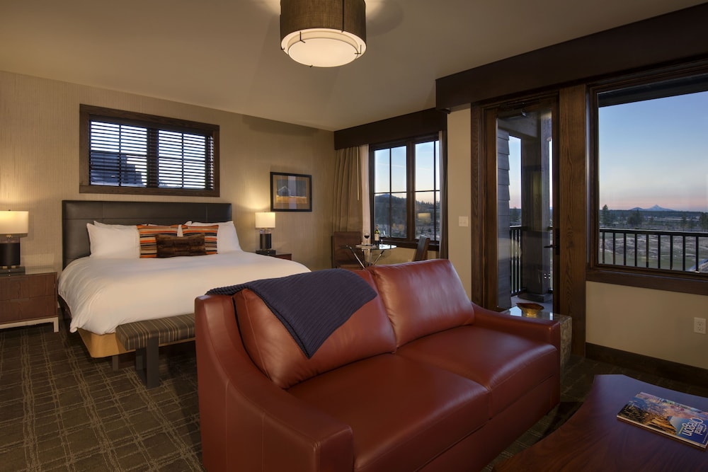 Deluxe Room, 1 King Bed, Mountain View/Golf Course View photo 2