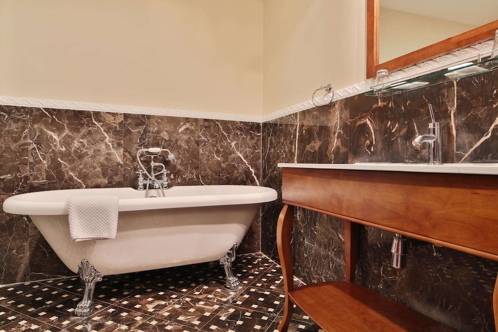 Deluxe Double Room, 1 Double Bed, Patio, City View - Photo 8