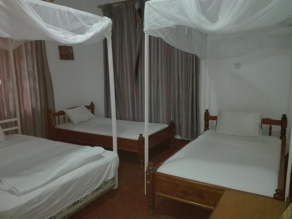 Standard Triple Room, 3 Twin Beds, Ensuite, Garden View photo 3