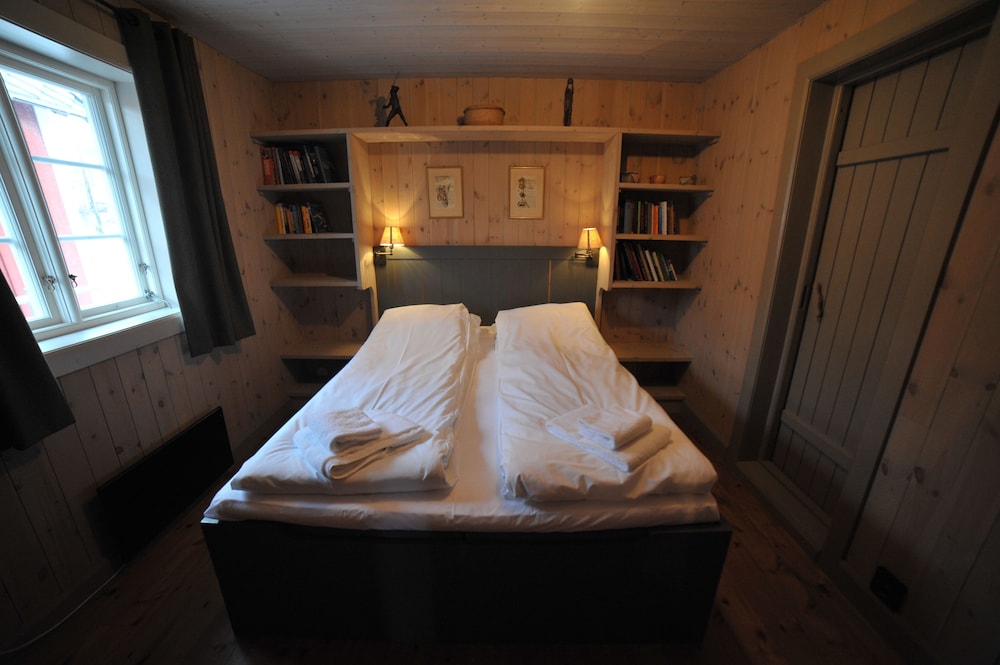 2-bedroom Deluxe rorbu cabin with sea view photo 2