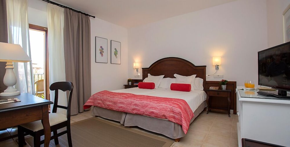 Double Room, 1 King Bed, Pool View