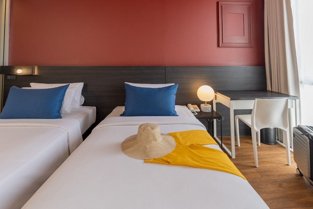 Comfy Double or Twin Suite Room - Photo 9