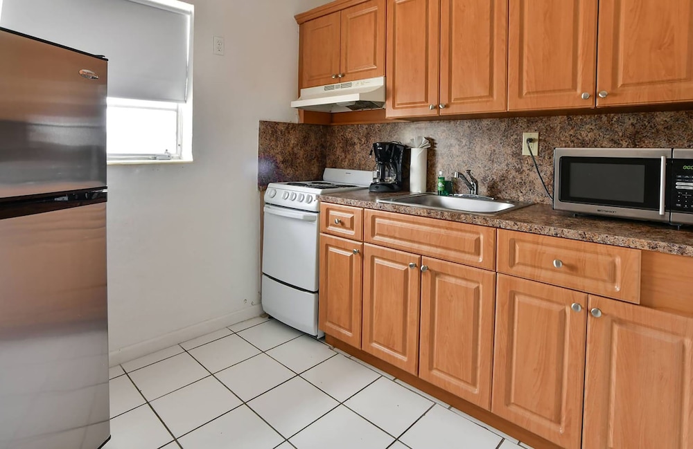 Chill & Cozy Studio Unit with One Queen Bed & Full Kitchen photo 3