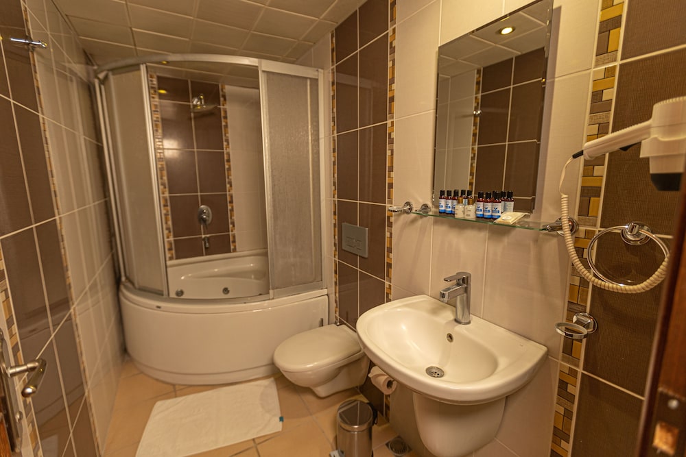 Premium Triple Room, 1 King Bed photo 3