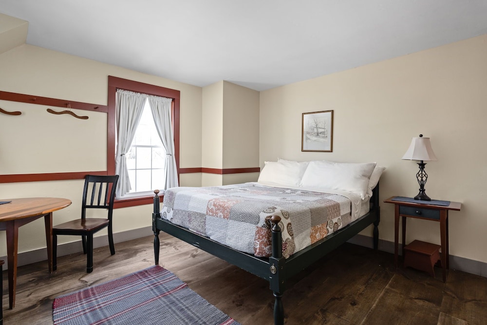 Grand Room, 1 Queen Bed with Twin Bunk Bed photo 2