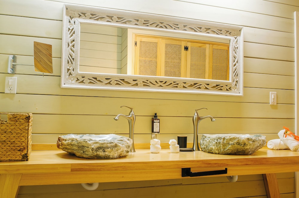 Deluxe Double or Twin Room, 2 Queen Beds, Non Smoking, Sea View photo 2