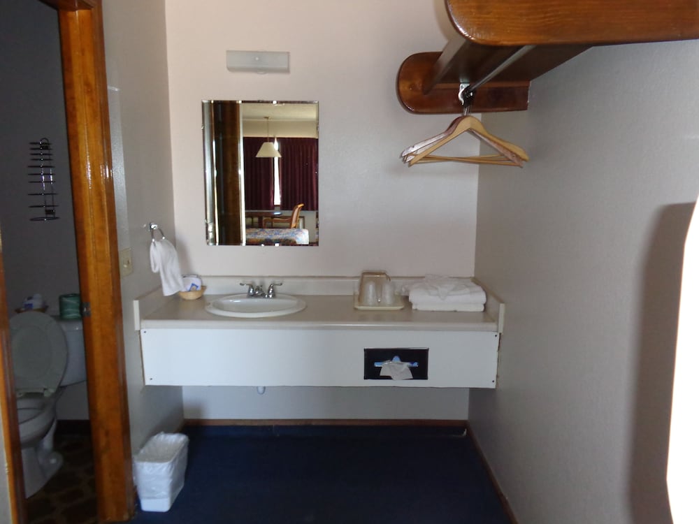 Room, 1 King Bed photo 2