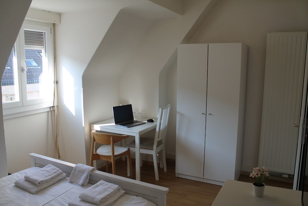 Basic Double Room, Shared Bathroom photo 3