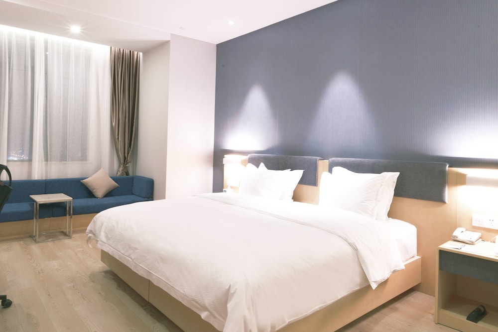 Suite, 1 King Bed photo 2