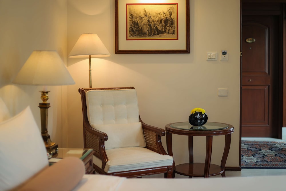 Room, 1 King Bed (Imperial) - Photo 10