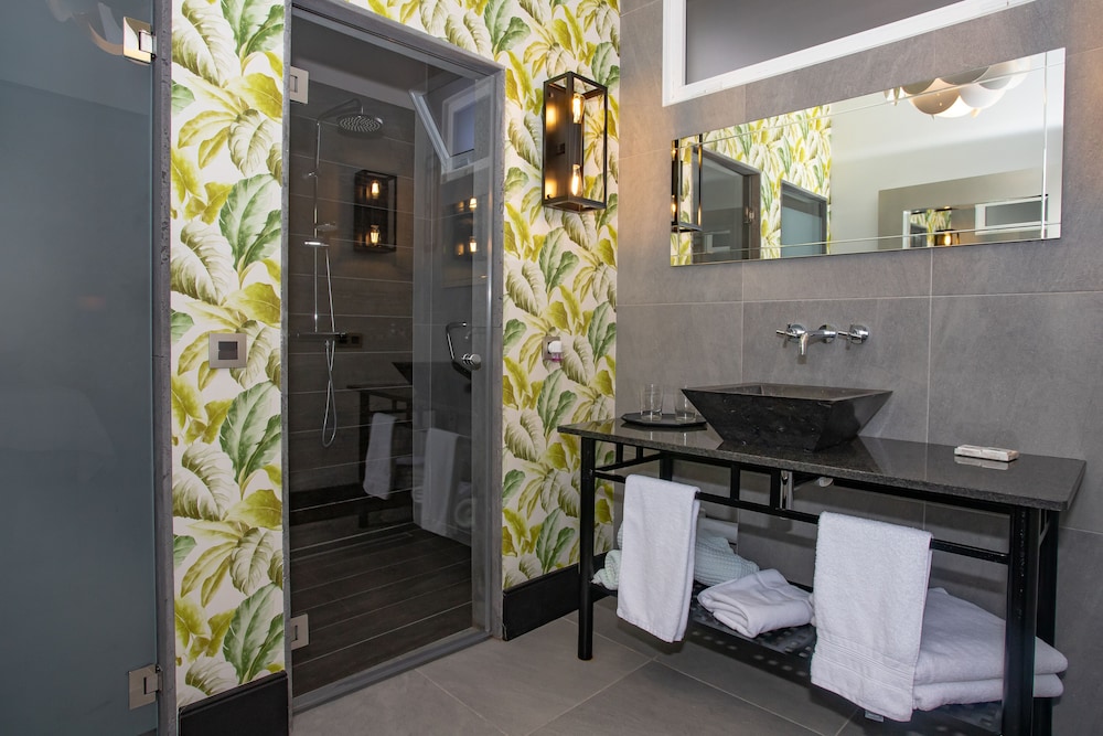 Suite 1 photo 2