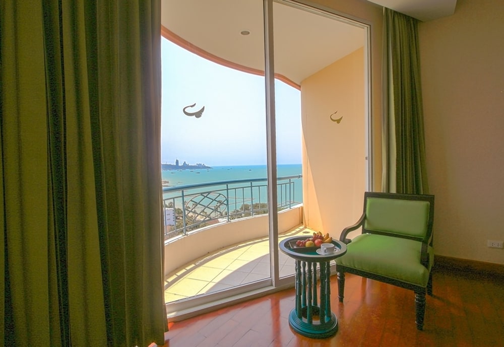 Superior Room, City View thumbnail 5