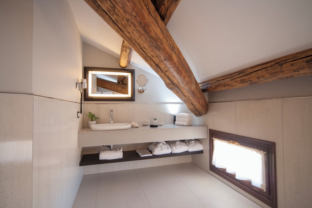 Deluxe Double/Triple Room - Photo 6