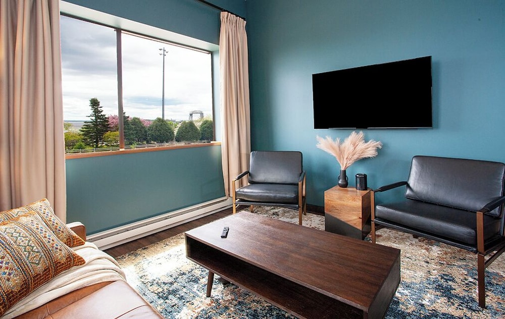 Suite, 1 Queen Bed with Sofa bed, Lake View photo 3