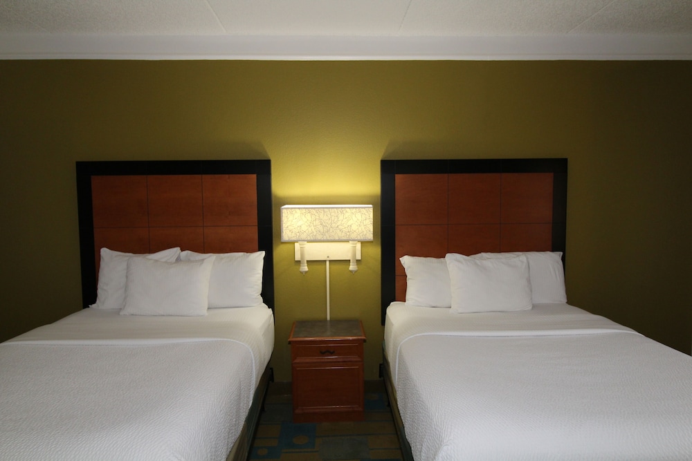 Room, 2 Double Beds, Non Smoking - Photo 4
