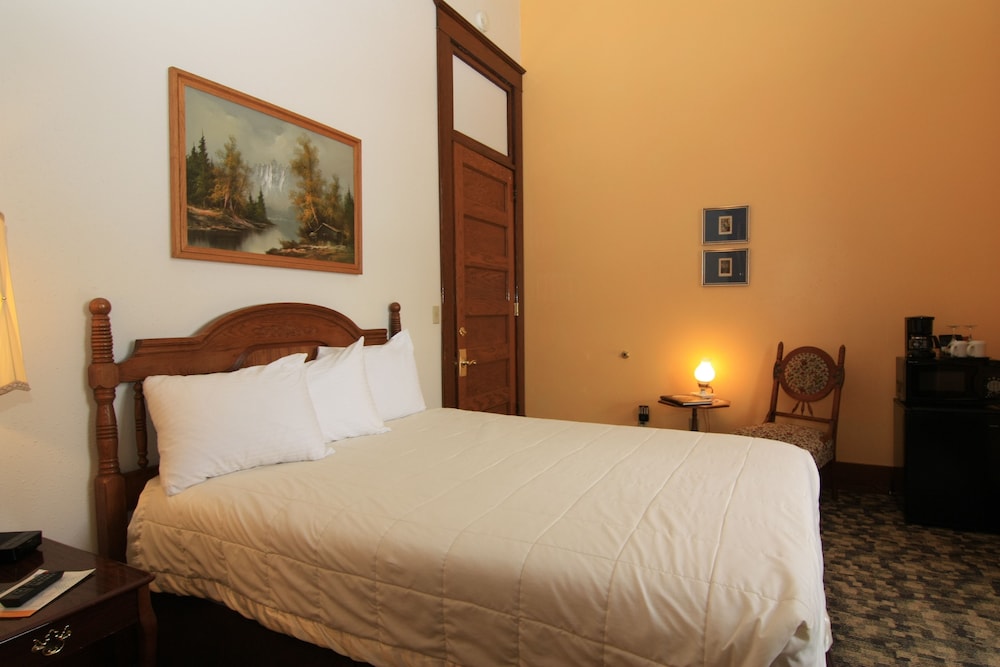 Suite, 1 Queen Bed (Prosecution)