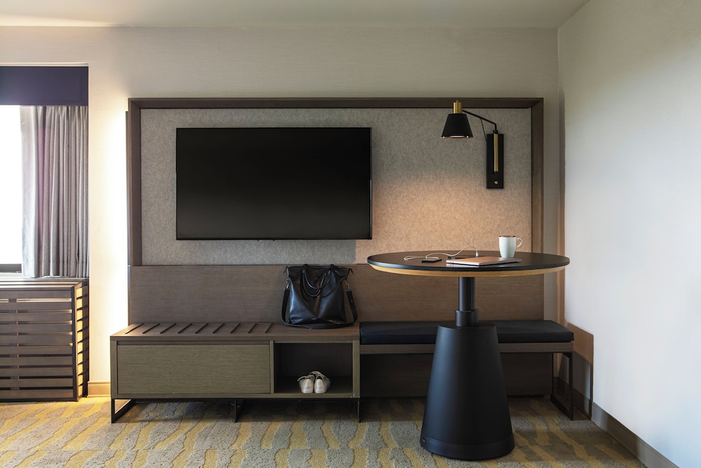 Room, 1 King Bed (Hearing Accessible) - Photo 3
