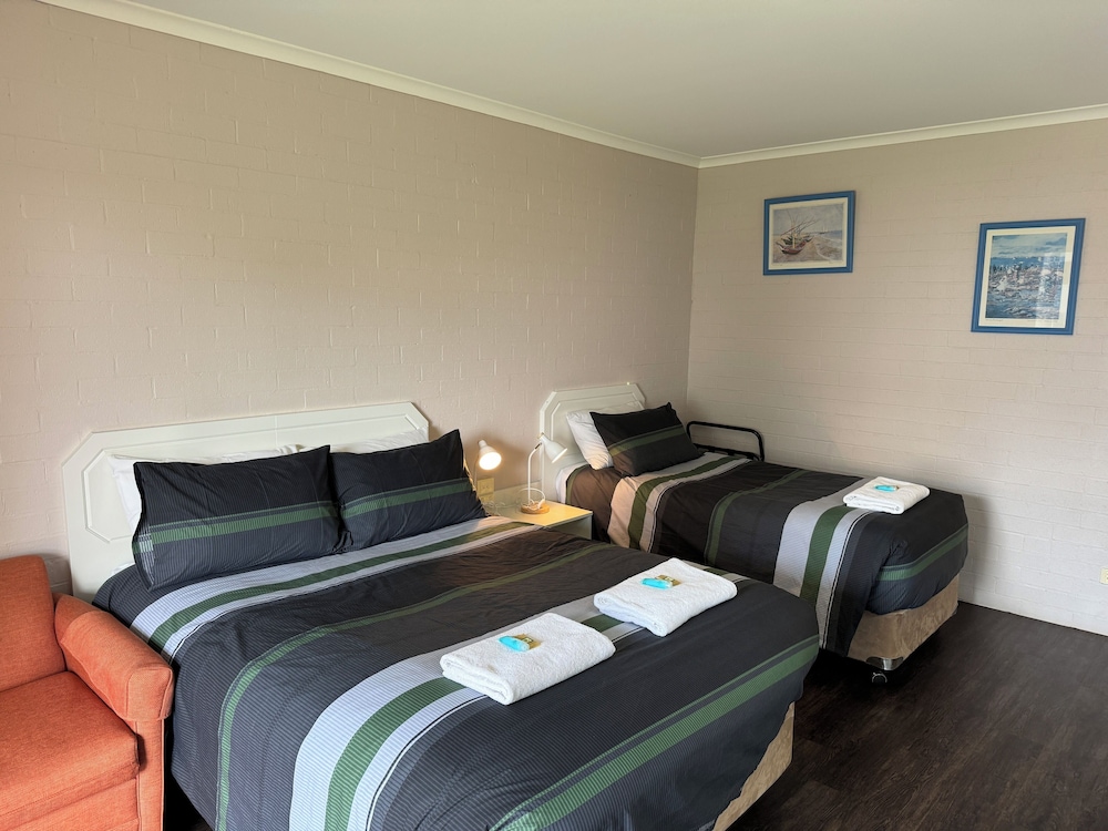 Upstairs Motel/Twin photo 2