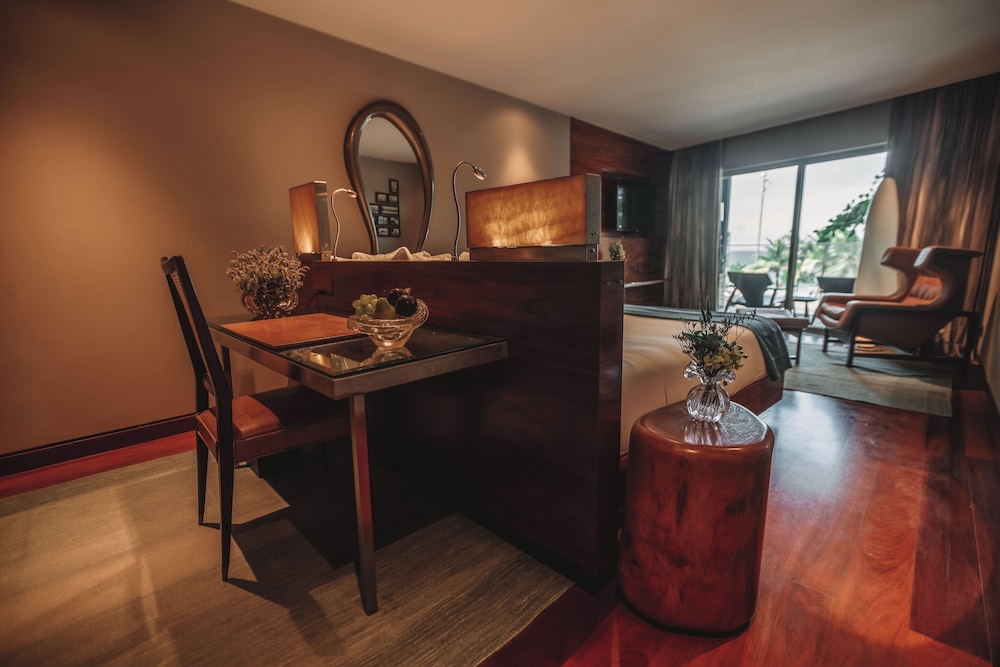 Superior Room, 1 King Bed, Oceanfront (First Floor)