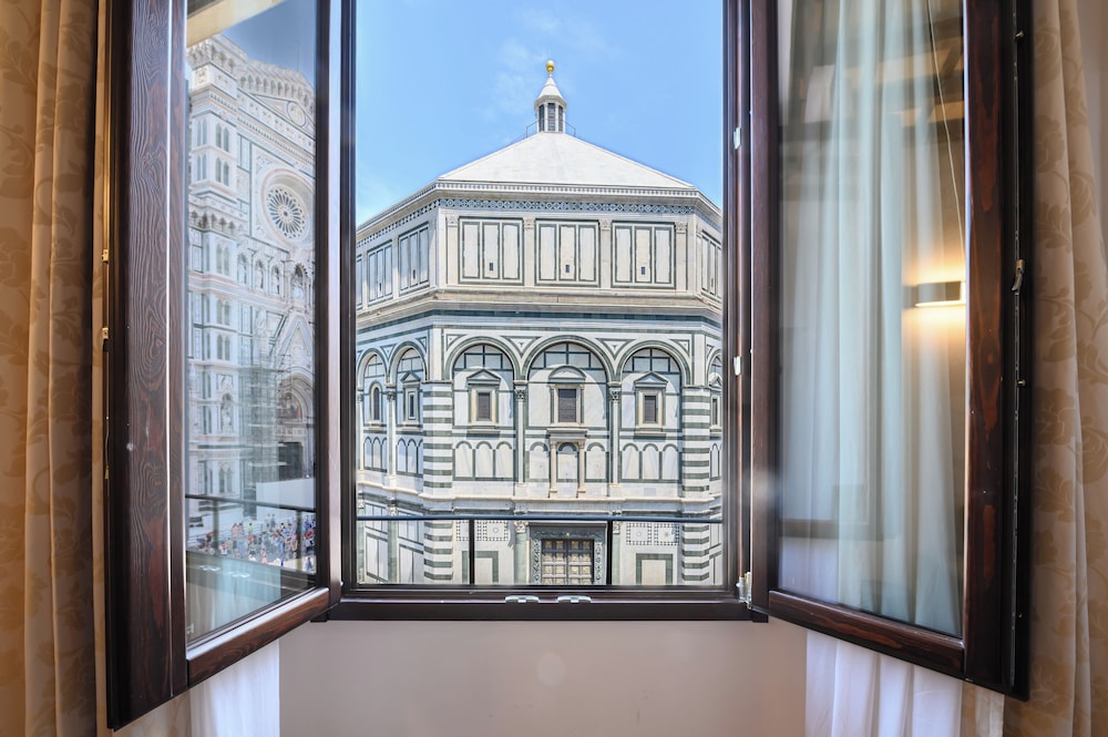 Deluxe Suite (Duomo View) thumbnail 5