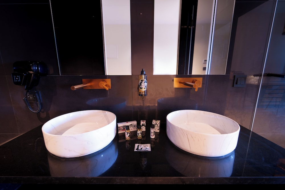 Deluxe Double Room thumbnail 6