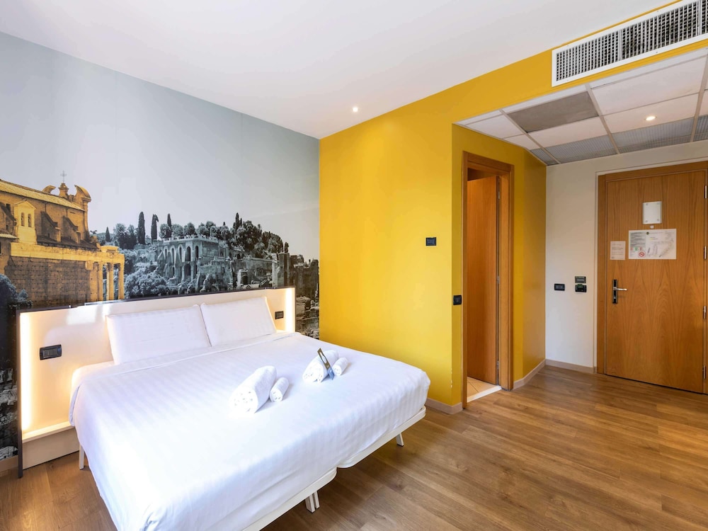 Superior Double Room thumbnail 5