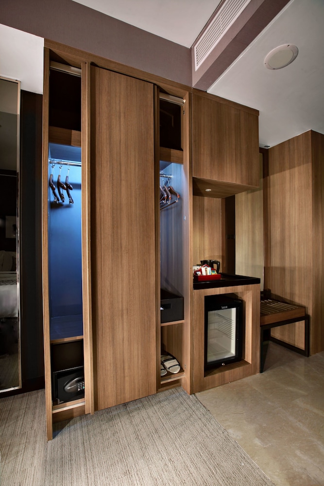 Deluxe Room, 1 Queen Bed (with Breakfast) photo 2