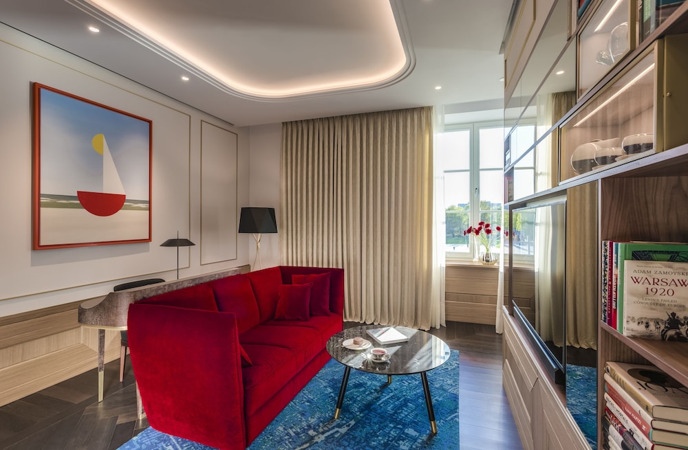 Suite, 1 King Bed (Prestige) thumbnail 6