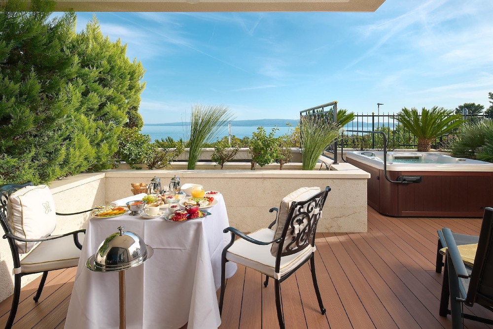 Garden Deluxe suite (Sea front, Balcony, Jacuzzi) - Photo 2