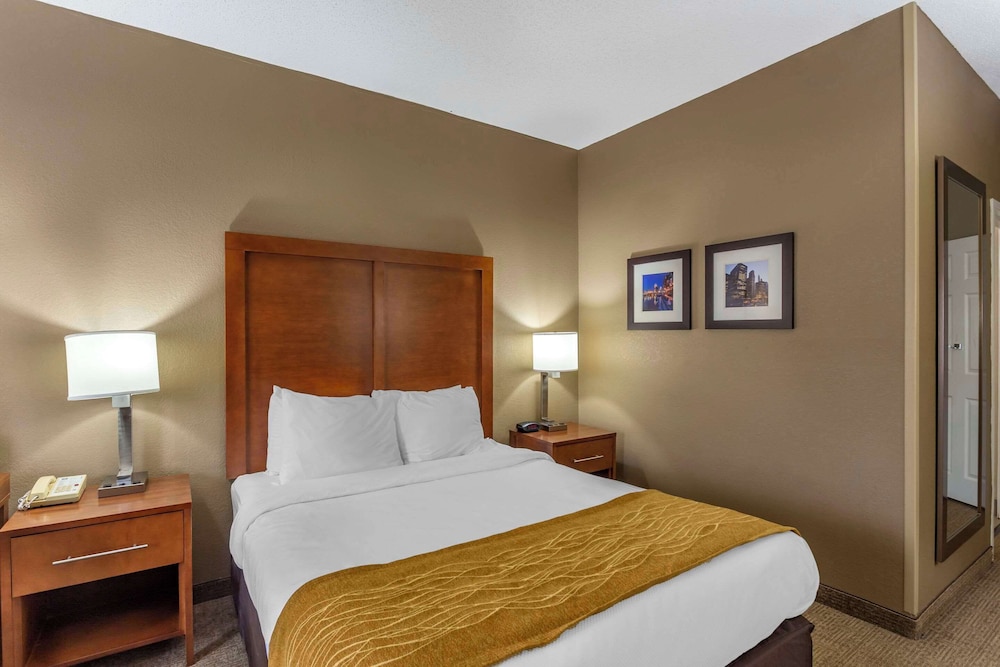 Room, 1 Queen Bed, Accessible, Non Smoking (Accessible Tub) - Photo 3