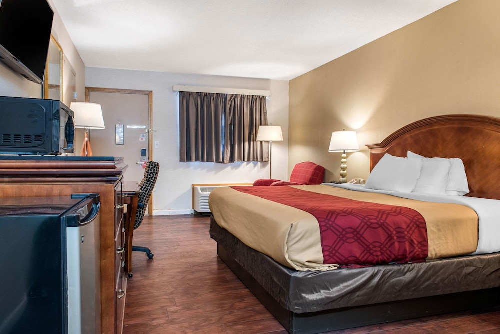 Standard Room, 1 King Bed, Non Smoking - Photo 5