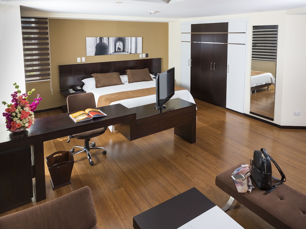Deluxe Suite, 1 King Bed - Photo 1