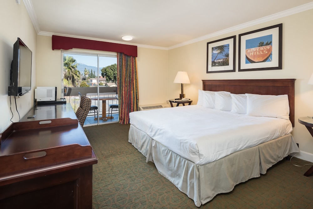 Deluxe Room, 1 King Bed, Balcony photo 1