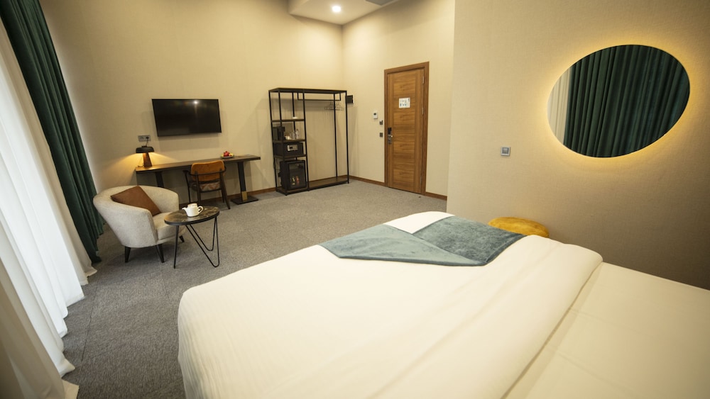Junior Double Room, 1 King Bed, Balcony, City View photo 2