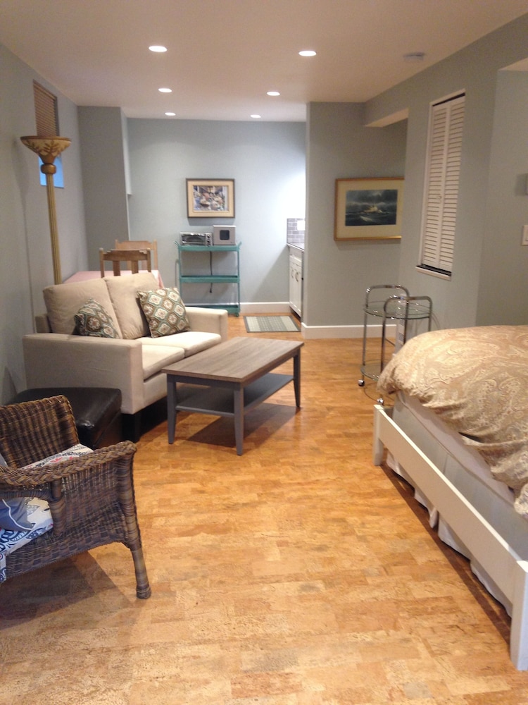 Romantic Studio Suite, 1 Queen Bed, Hot Tub, Garden Area photo 1