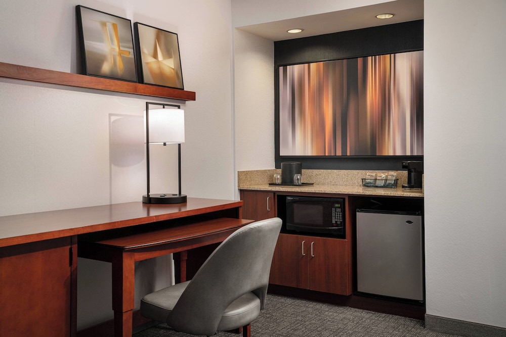 Suite, 1 Bedroom - Photo 2
