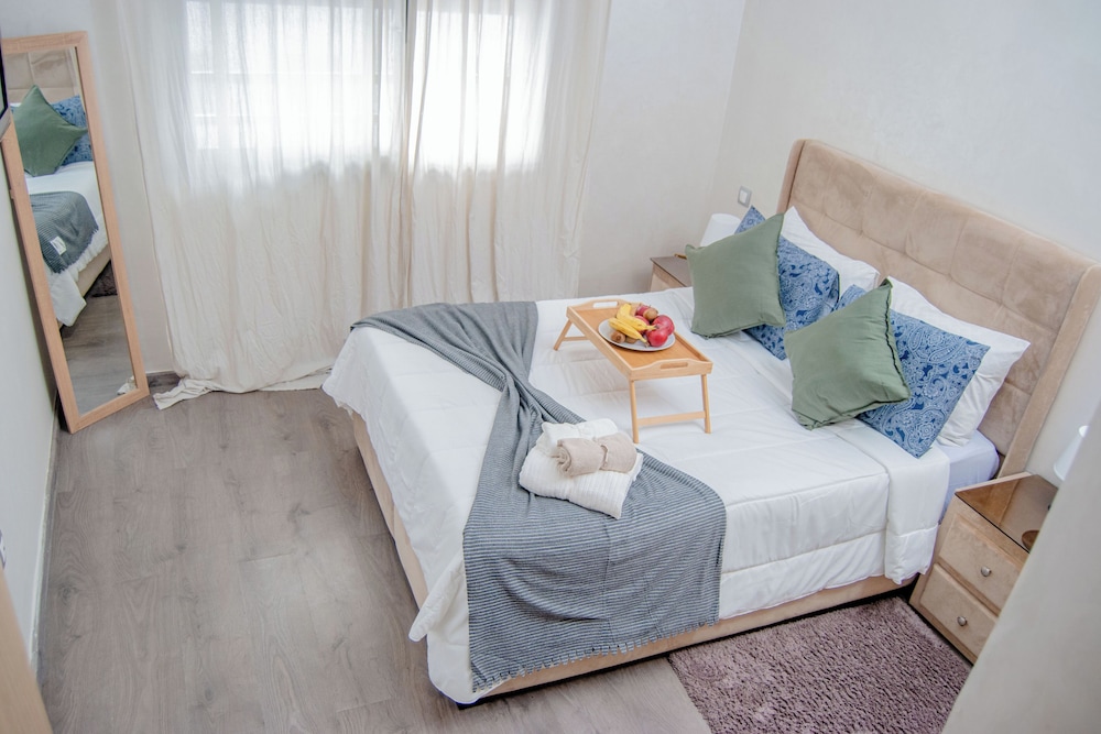 Classic Apartment, 2 Bedrooms, Kitchen, Courtyard View