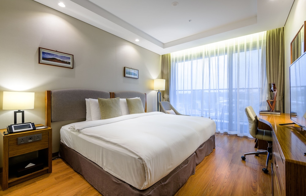 Hollywood Double Terrace Room (Large double bed with 2 single beds attached)