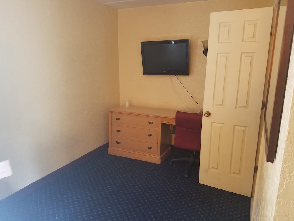 Standard Room, 1 Double Bed, Smoking - Photo 2