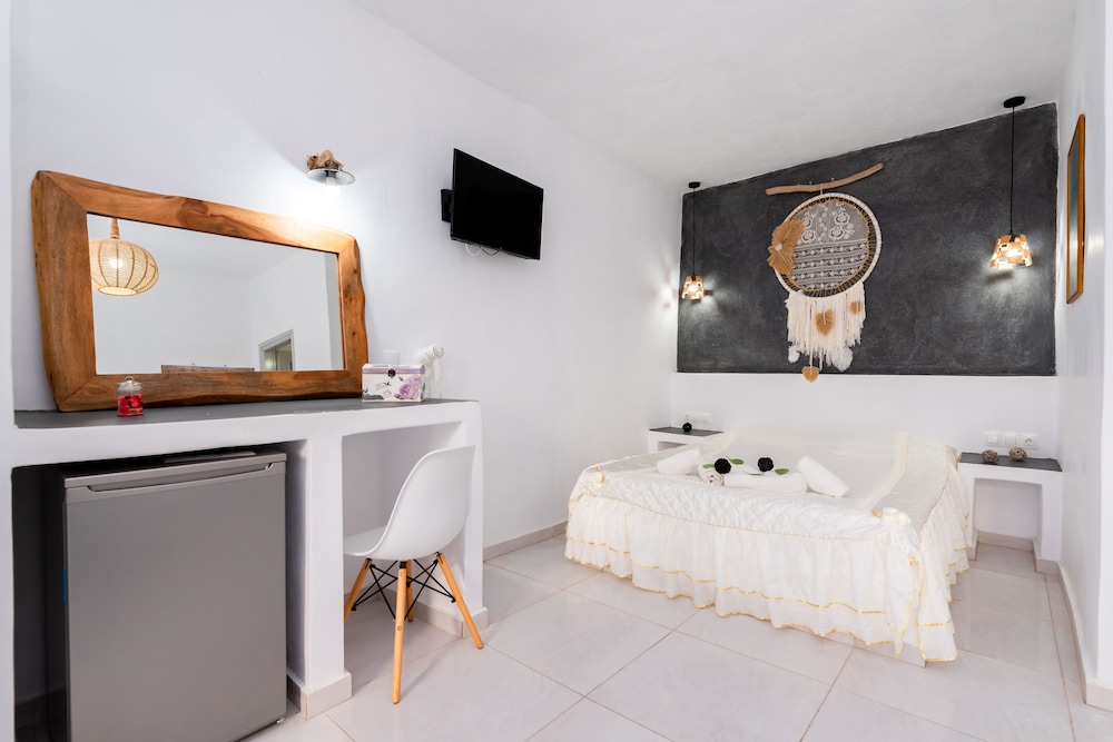 Family Triple Room, 1 Double Bed with Sofa bed photo 3